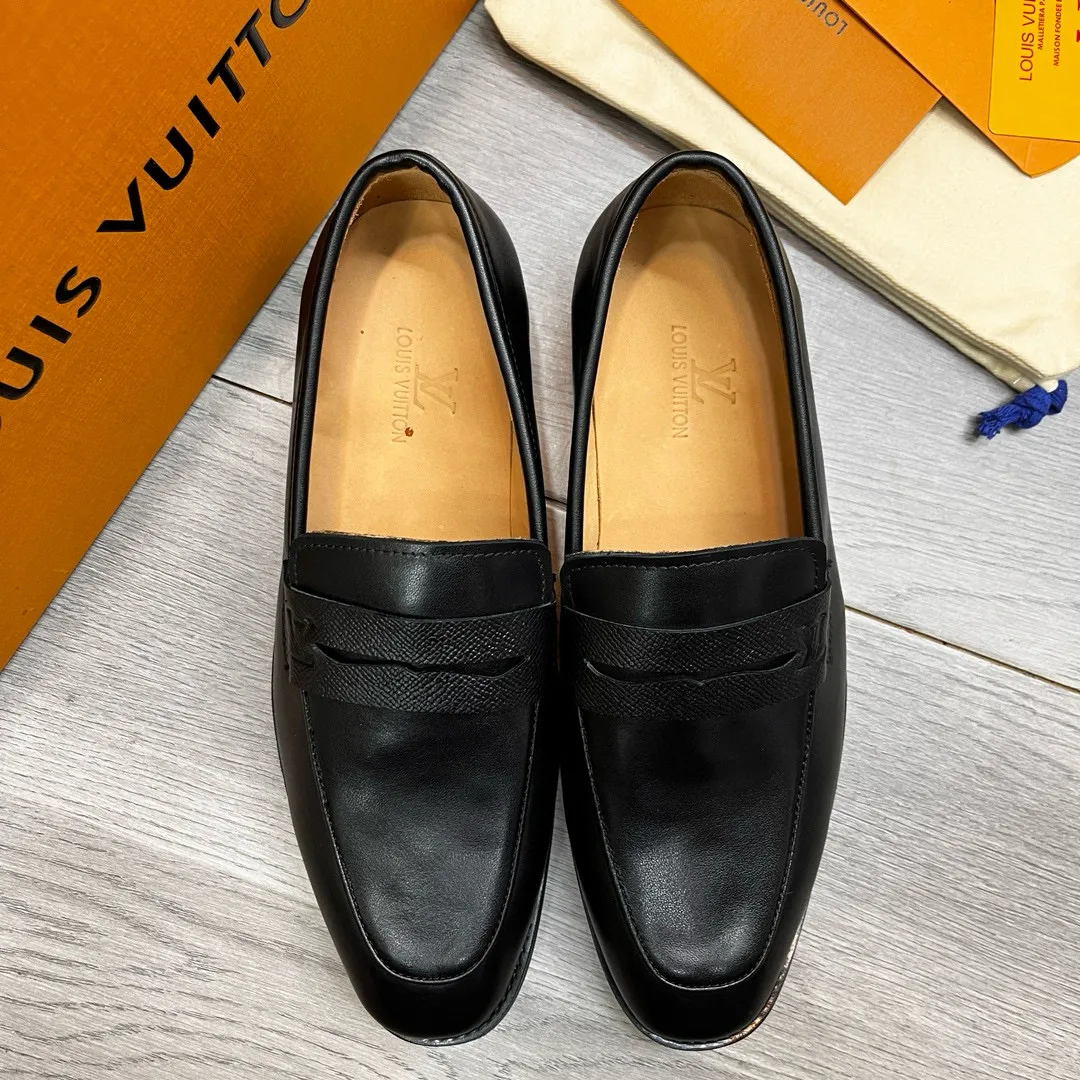Factory price: 520💰-(LV) men’s formal leather shoes! Genuine molded horsebit, a classic must-have for your shoe cabinet! The feet are particularly delicate! This Gucci original version is a set last, and we are consistent with the counter! Therefore, it is more comfortable in terms of last shape and comfort! Take it to the counter and compare at will! Good shoes are more than just what they make! But grasp the essence from the inside out! Material: Imported first-layer cowhide! Genuine leather outsole imported from Italy, size: 39-44 (38/45 customized, non-refundable)